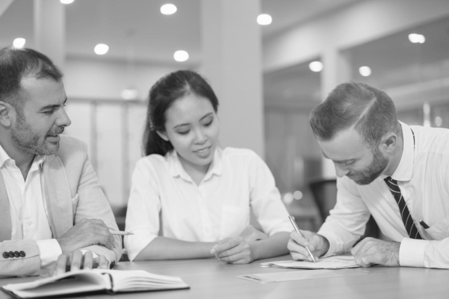 Profesional analizando gráficos financieros y datos de mercado
